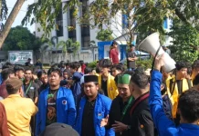 Aksi Mahasiswa Suarakan Lima Tuntutan Utama di Gedung DPRD Kalsel