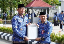 Sekda Banjar Serahkan Penghargaan dan Bantuan Sosial-
