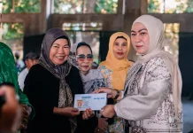 Erna Lisa Halaby Serahkan Bantuan kepada Warga bersama Yayasan Mentaos Peduli