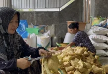 Menjelang Lebaran, Rumah Produksi Ketupat dan Lontong Banjir Pesanan