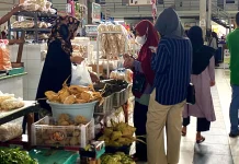 Permintaan Meningkat, Harga Lontong Melonjak di Pasar Bauntung