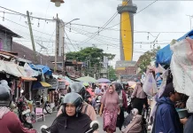 H-1 Lebaran, Pasar Lama Banjarmasin Membludak