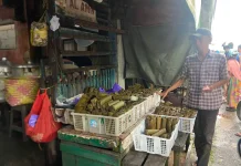 Jelang Lebaran, Lontong “Diserbu” Warga. Harga Tembus Dua Kali Lipat!