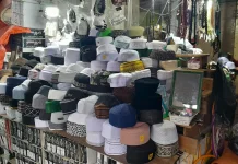 Menjelang Hari Raya Idul Fitri Pembeli Kopiah Meningkat