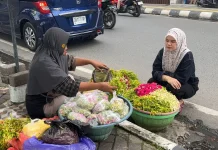 Raup Berkah Idulfitri, Pedagang Kembang Barenteng Tetap Berjualan usai Salat Id