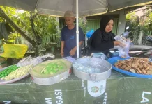 Menjemput Rezeki sejak Pagi, Kisah Arbani dan Saudah di Lapak Sederhana