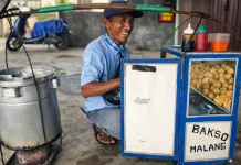 Bakso Pikul di Bawah Terik: Kisah Mulyono Menahan Rindu Demi Keluarga