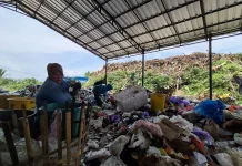 Khawatir Longsor, Pekerja PDU Banua Anyar Harapkan Tumpukan Sampah Diratakan