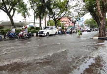 Jalan Lambung Mangkurat Tetap Terendam, Proyek Drainase Dipertanyakan?