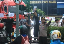 Polresta Banjarmasin Kawal Aksi Damai Kamisan ditengah Guyuran Hujan