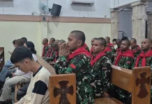 Singgah di Banjarmasin, Prajurit Yonif 734/SNS Ikuti Misa Kamis Putih