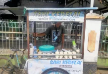 Hendra Jual Sari Kedelai untuk Nafkah