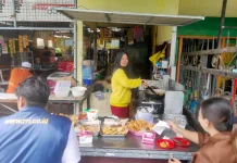 Harga Naik, Penjual Gorengan Tetap Bertahan