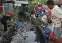Aksi Bersih-Bersih Warga Gang II Damai: Sungai Dikeruk, Sampah Dipungut