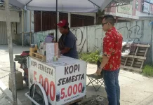 Mobilitas Tinggi, Kunci Sukses Penjual Kopi Keliling