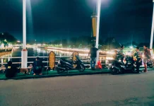 Geliat Memancing Malam di Jembatan Pasar Lama