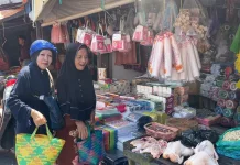Harga Plastik Melonjak, Warga Mulai Beralih Gunakan Bakul Purun