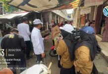 Menteri LH Turun Langsung Pungut Sampah di Pasar Martapura