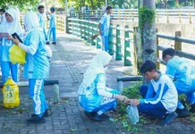 Tanam Karakter Peduli Lingkungan, Siswa SMPN 1 Banjarbaru Bersihkan Lingkungan