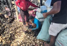 Pascakebakaran, Pedagang Pasar Bawang Jual Murah Stok yang Tersisa