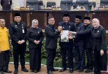 DPRD Kalsel Serahkan Rekomendasi LKPj Gubernur 2025 ke Pemprov