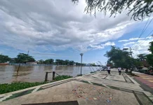 Akhirnya! Tongkang Resto Apung Depan Balai Kota Banjarmasin “Angkat Kaki”