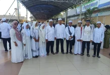 Murid kelas 9 SMPN 8 Banjarmasin mengikuti khataman Al-Qur'an