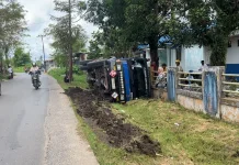 Truk Tangki Solar Terbalik di Depan RPH Basirih Jalan Tembus Mantuil