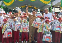 Ratusan Pelajar SDN Kuin Cerucuk 1 Dapat Perlengkapan Sekolah Gratis