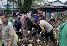 Cegah Banjir Babinsa Koramil 1002-06/Barabai Gotong Royong Bersihkan Sungai