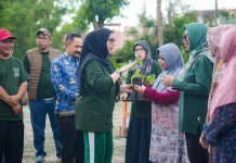 Kartini Hebat Banjarbaru, Wali Kota Lisa Halaby Bagikan Bibit Cabai dan Terong