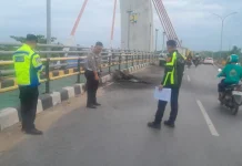 Polresta Banjarmasin Olah TKP Laka Mobil dan Dua Sepeda Motor di Jembatan Alalak
