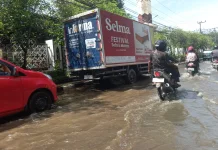 Banjir Rob Ganggu Aktifitas Ekonomi di Jalan Perdagangan Banjarmasin