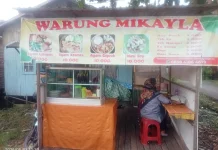 Warung Mikayla Andalkan Ayam Kremes untuk Tarik Pelanggan