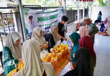 Warga Desa Pupuyuan Serbu Pasar Murah Disperindag Balangan