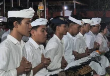 Mahasiswa Perantau Rayakan Galungan tanpa Keluarga