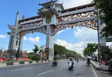 Gerbang “Maut” Batas Kota Ancam Keselamatan Warga, Keramik Berjatuhan Tak Terawat!