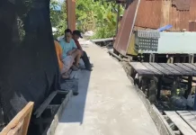 Puluhan Tahun Tak Digubris, Warga Gang Teluk Mendung Patungan Cor Jalan Sendiri!