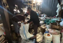 Pascakebakaran Pasar Lima, Pedagang Selamatkan Sisa Barang Dagangan