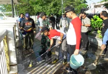 Wali Kota Banjarmasin Pimpin Gotong Royong Bersihkan Siring Sungai Martapura