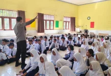 Bhabinkamtibmas Tanamkan Kesadaran Hukum kepada Siswa Baru