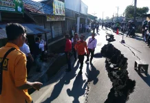 Jalan Sungai Lulut Ambles 90 Sentimeter, Akses Lumpuh, Warga Terdampak Mengungsi!