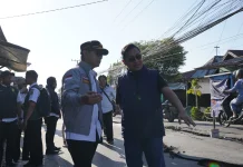 Wali Kota Tinjau Lokasi Jalan Ambles, Minta Pemprov dan Balai Sungai Bertindak