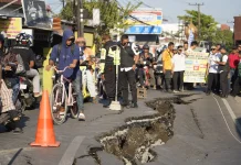 Jalan Veteran KM 5,5 Ditutup Total Pasca Ambles, Perbaikan Darurat Dimulai!