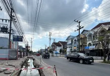 Gagal Diturunkan! Kabel Semrawut di Jalan Gatot Subroto Tetap Menggantung
