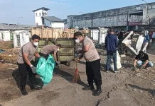 Kompak Polisi dan Warga Bersihkan Eks Terminal Pasar Sentra Antasari