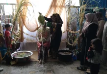 Keluarga Heriyadi Lestarikan Tradisi Mandi-Mandi Tujuh Bulanan