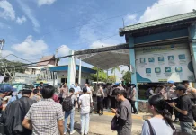 Protes Pemadaman Listrik Bergilir, Massa Sambangi Kantor PLN Banjarmasin