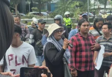 Pelaku UMKM Ikut Bersuara di tengah Aksi Protes Pemadaman Listrik