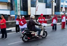 Bagi-Bagi Bendera Merah Putih, DPMPTSP: Mari Kibarkan Kemerdekaan dan Sambut Harjad